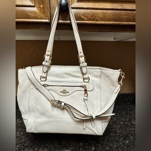 Coach C5690 Kleo Carryall Handbag
Chalk Pebbled Leather Crossbody Strap